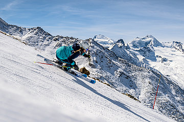 Person fährt Ski