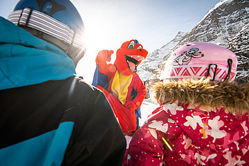 Maskottchen steht vor Kindern