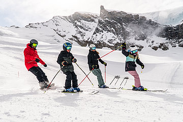 Vier Personen fahren Ski